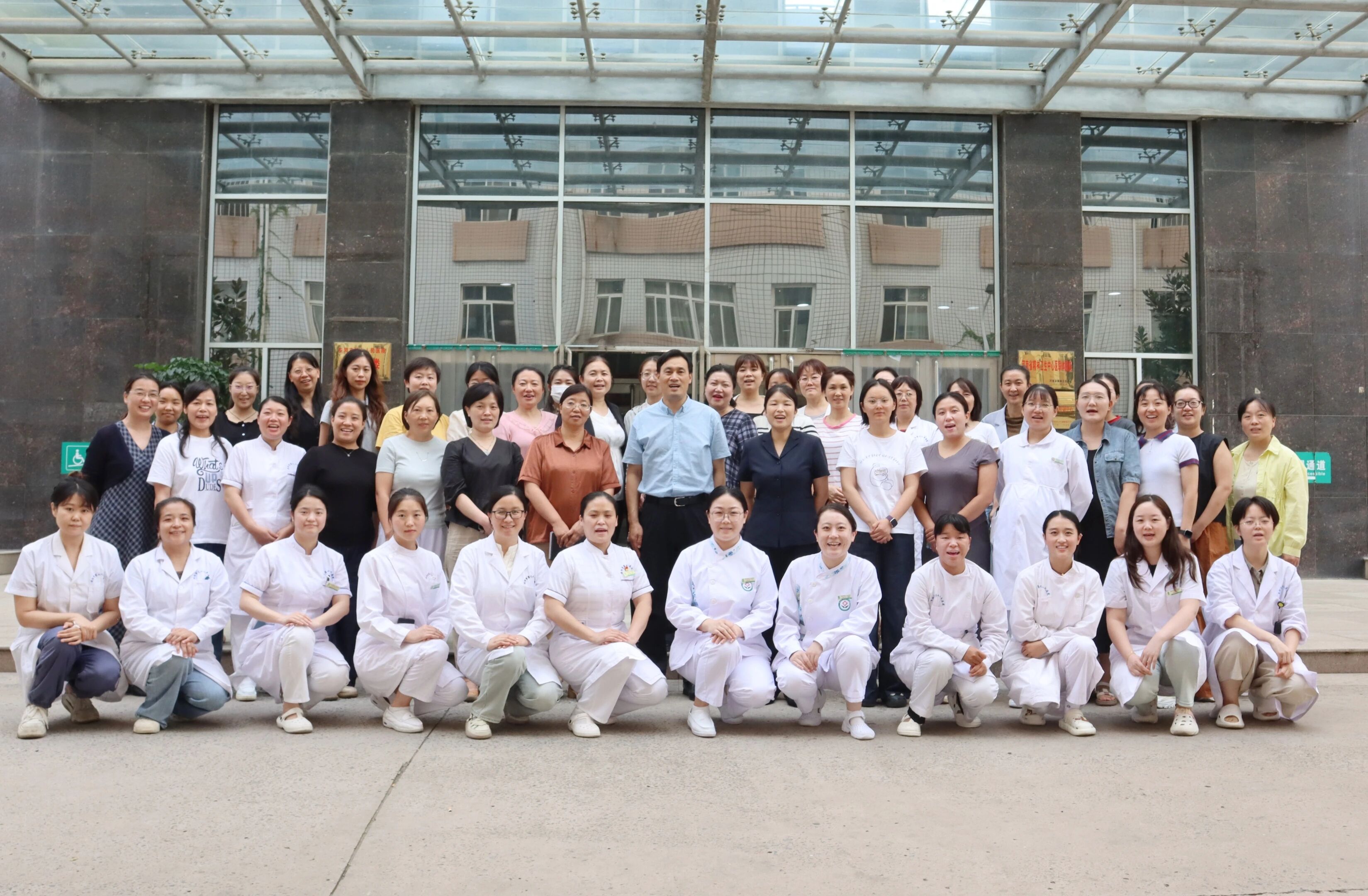 第一次妇女代表大会胜利召开